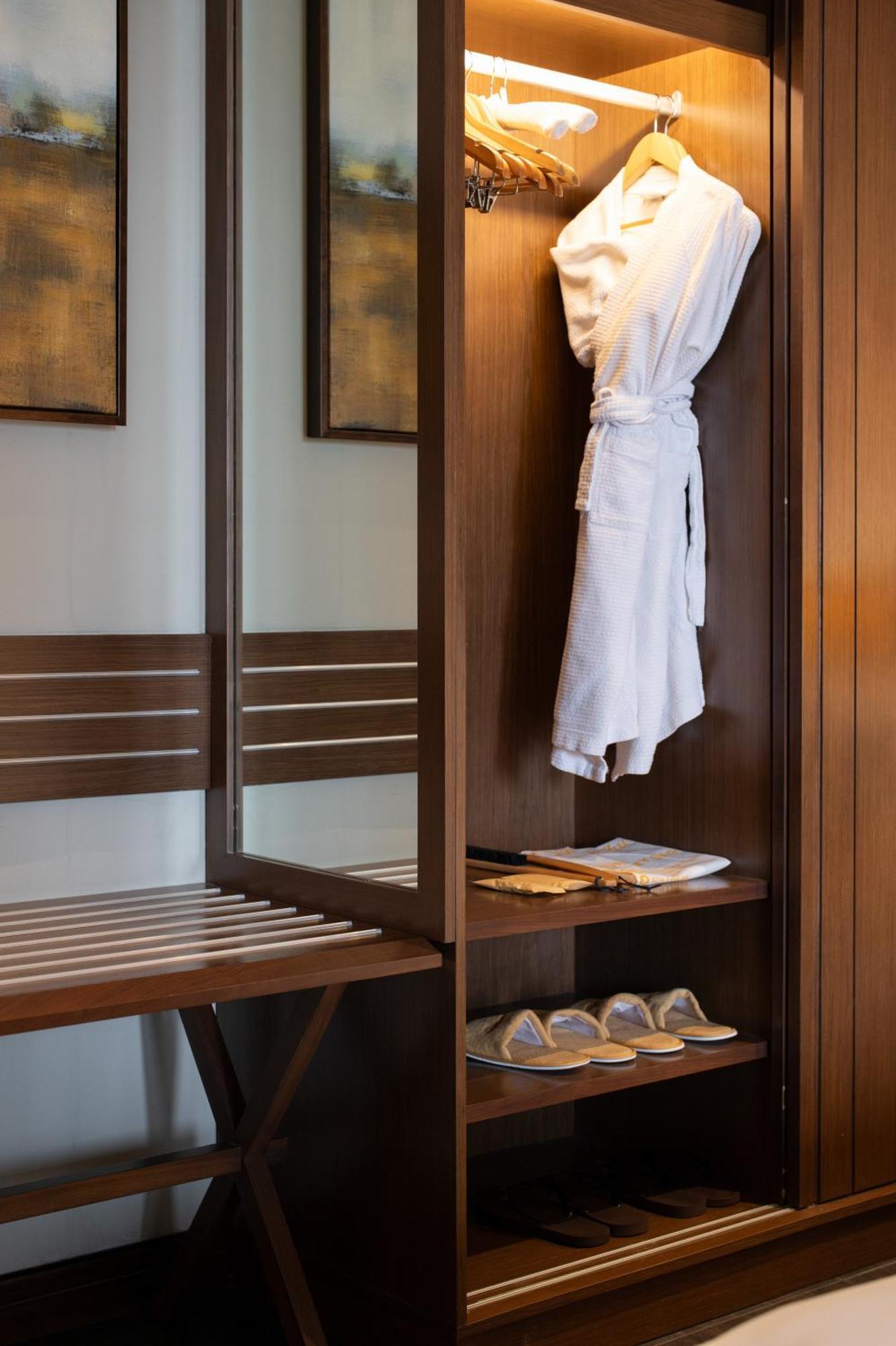 Senna Hue Hotel Luaran gambar A bathrobe hanging on a wardrobe