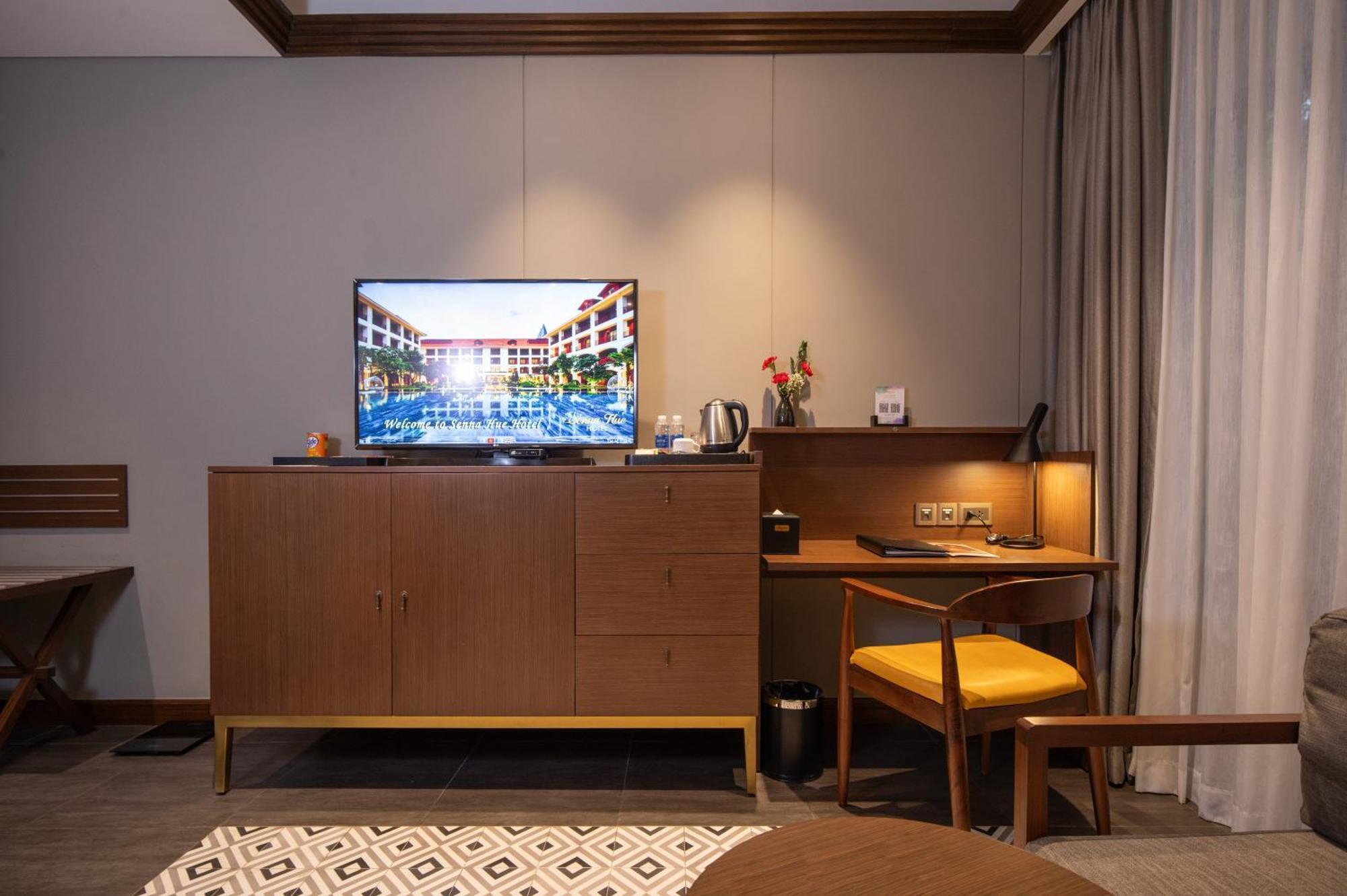 Senna Hue Hotel Luaran gambar A television in a hotel room