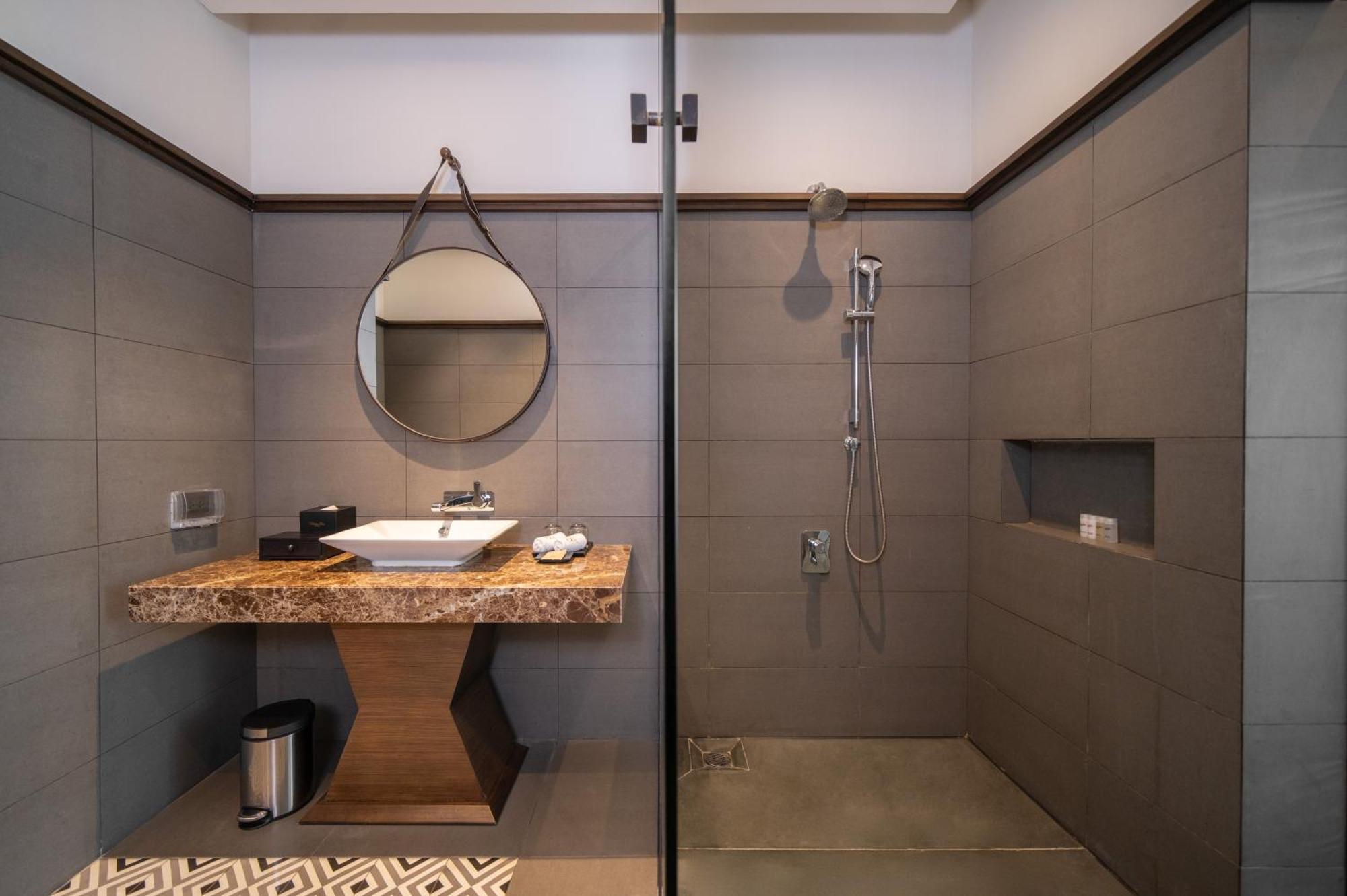 Senna Hue Hotel Luaran gambar A shower with a shower tray